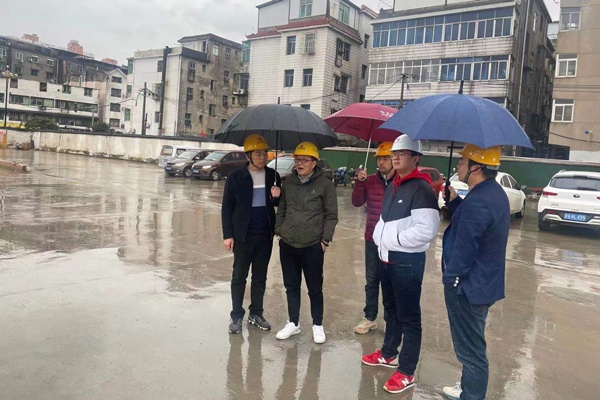 南昌市政公用集團領(lǐng)導蒞臨桃花南路安置房項目指導工作600400P1.jpg