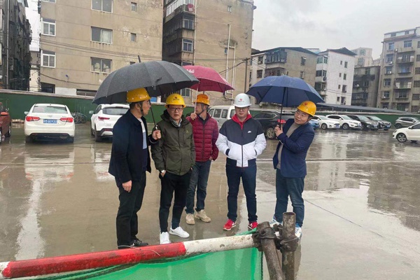南昌市政公用集團領(lǐng)導蒞臨桃花南路安置房項目指導工作600400P2.jpg